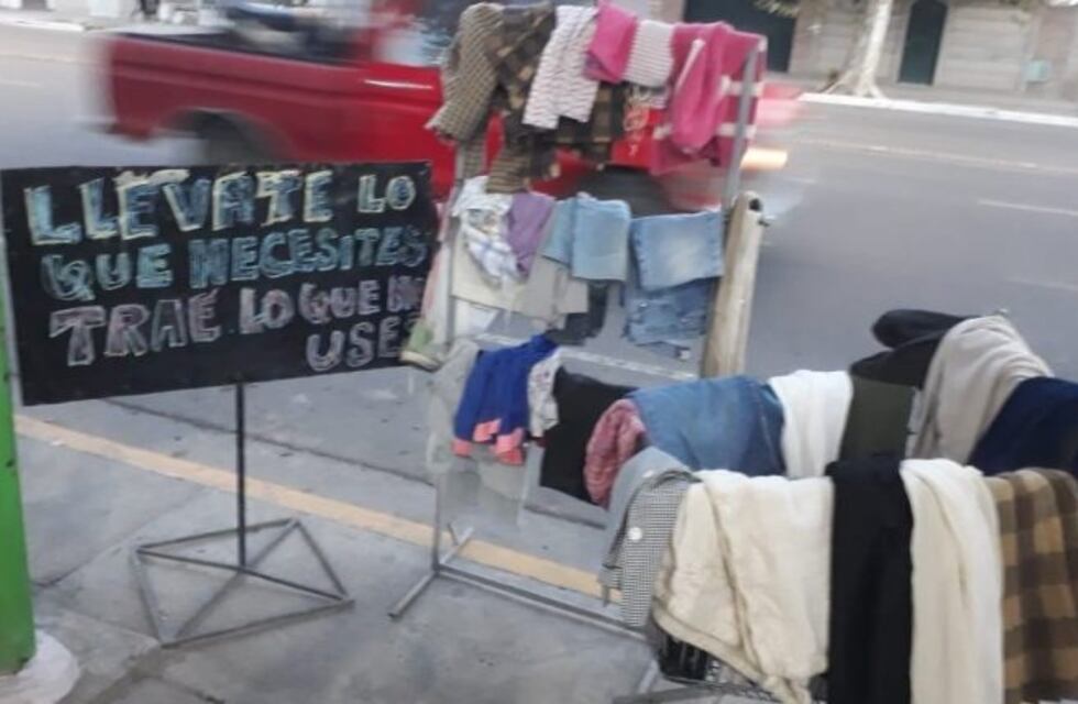 Kiosquero solidario: regala abrigos a quienes no pueden comprar