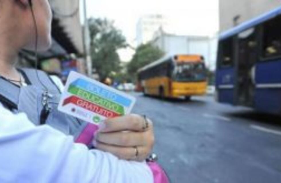 Empresarios del transporte acordaron con el gobierno y continuarán los boletos gratuitos