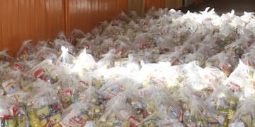 Entrega de Módulos alimentarios PAICOR en Villa Carlos Paz\u002E (Foto: prensa municipal)\u002E