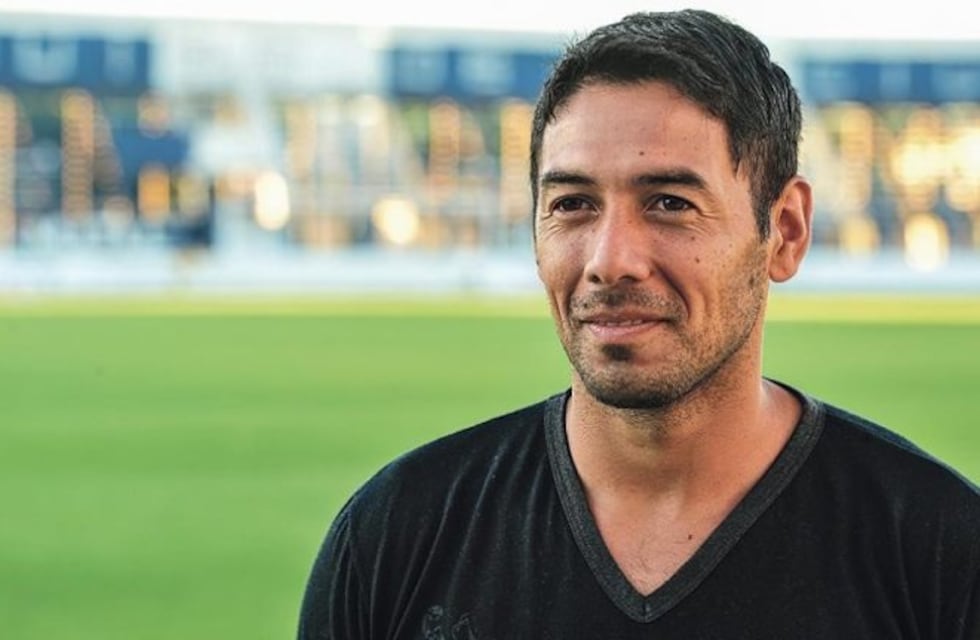 Ex jugador de Boca y Colón vendió todas sus camisetas para pagar el tratamiento de su hija