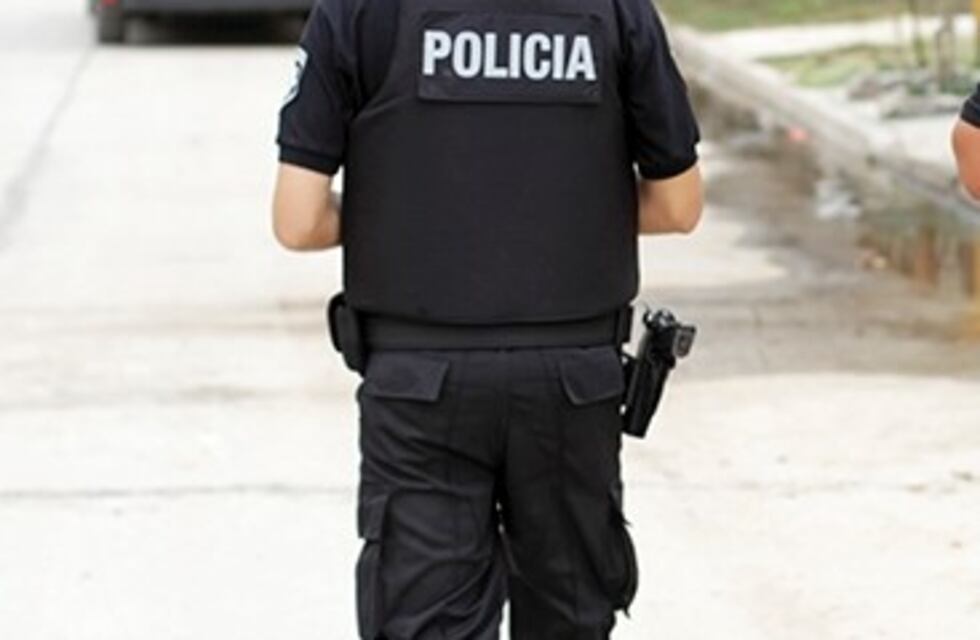 Falso policía vestía con uniforme oficial y arma y decía hacer "adicionales" en barrio San Francisquito