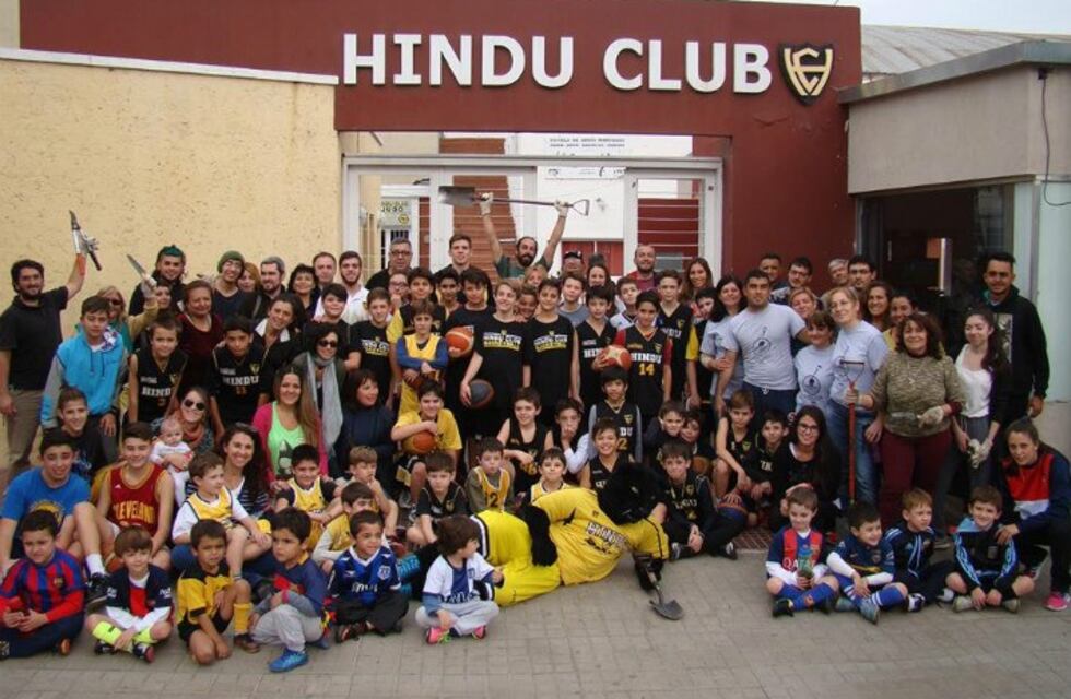 Hindú cumple 90 años y lo celebra dejando una "huella verde"