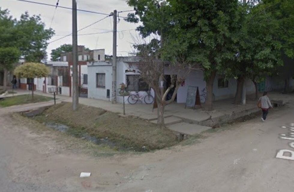 Un colectivo chocó a un auto estacionado en barrio Santa Clara y se dio a la fuga