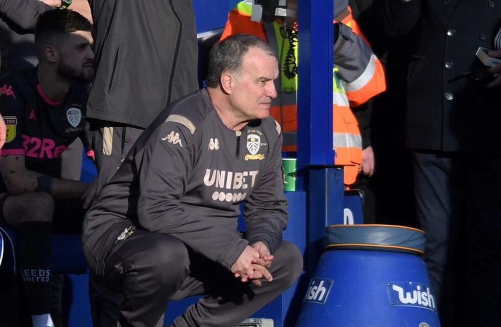 Bielsa en bronce: un hincha mandó a hacer la estatua tras superar un duro trance