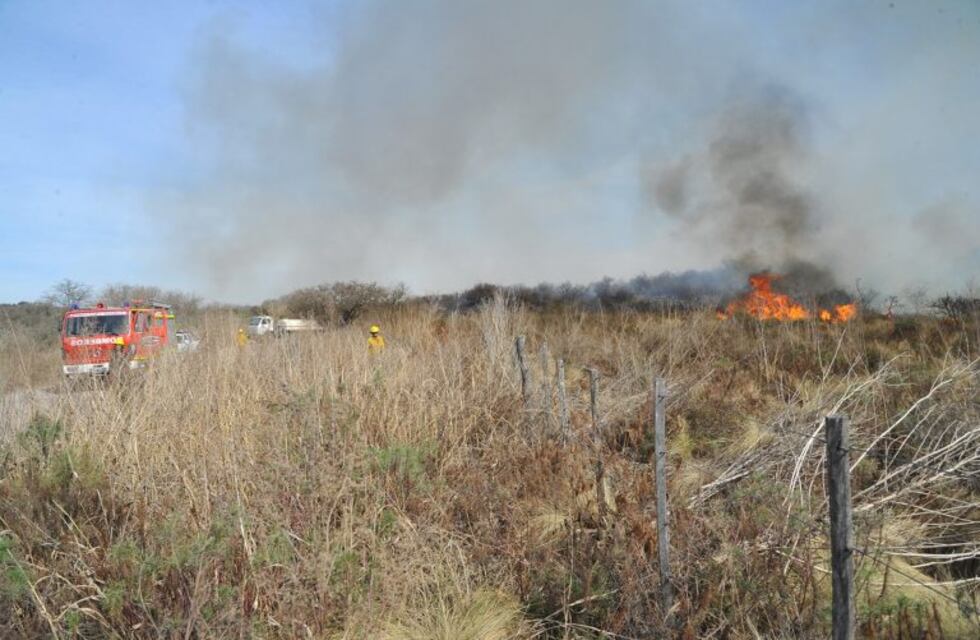 Bomberos combaten frentes en Punilla y Río Ceballos