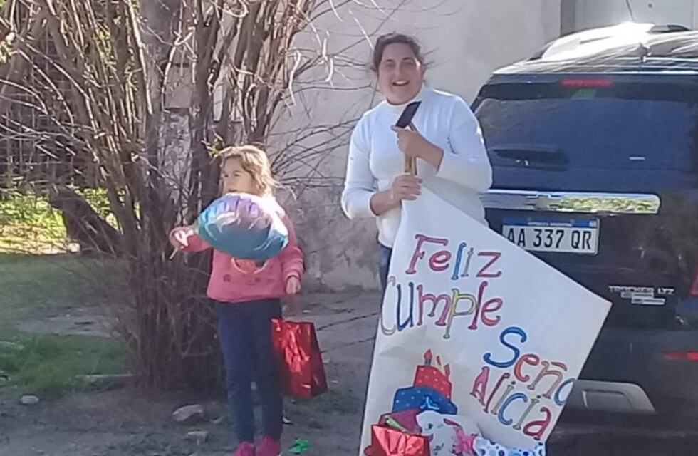 Estudiantes organizaron una caravana para sorprender a su maestra el día del cumpleaños