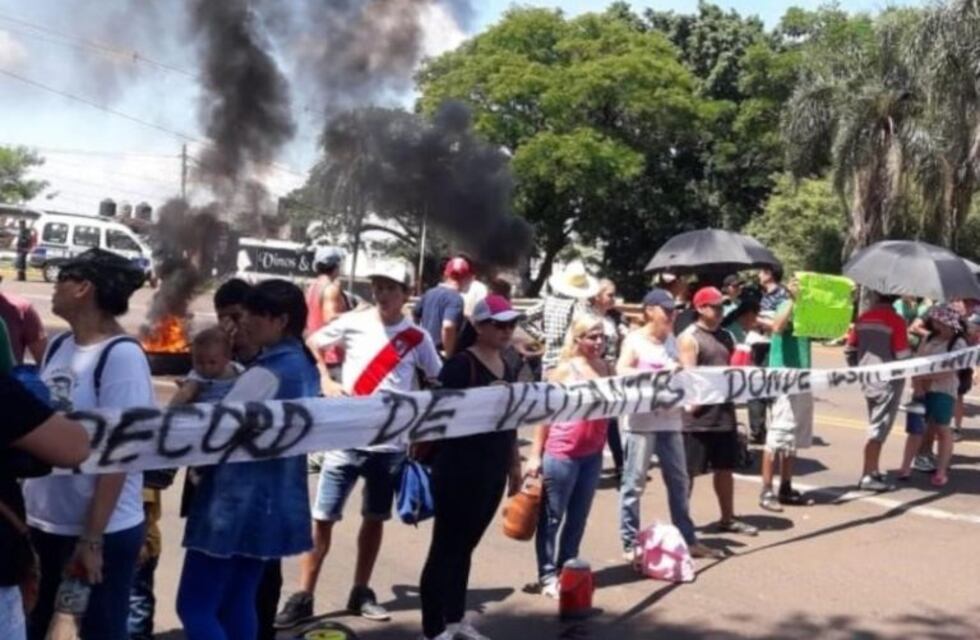 Vecinos cortan el acceso a Puerto Iguazú por falta de agua