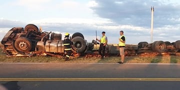 Volcó un camión cerca de General Acha (Noticias del Sur Online)