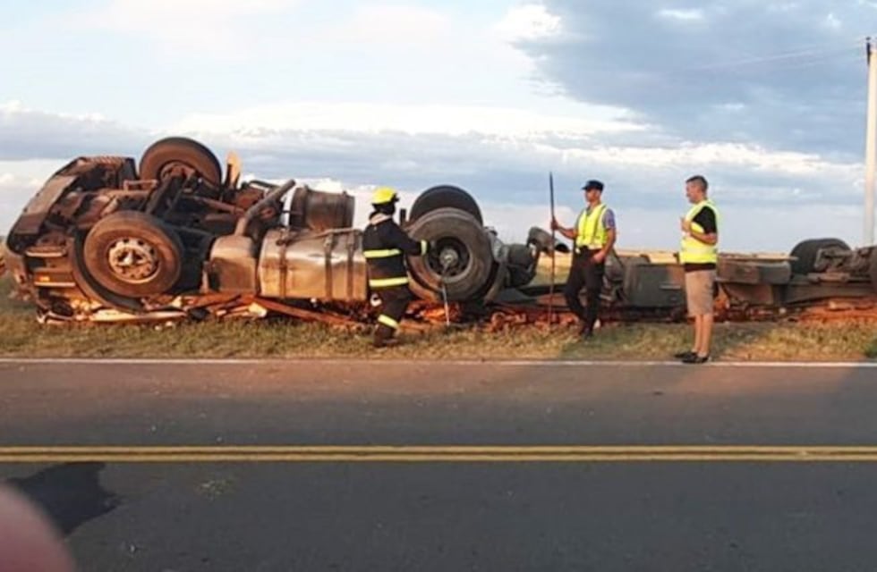Un camión cargado de peras volcó en la Ruta Provincial N° 9, cerca de General Acha
