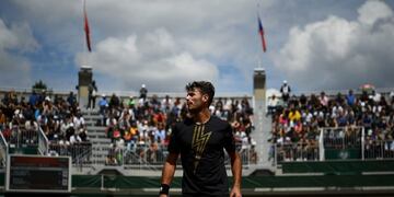 Argentina's Juan Ignacio Londero reacts as he plays against France's Richard Gasquet during their men's singles second round match on day four of The Roland Garros 2019 French Open tennis tournament in Paris on May 29, 2019\u002E (Photo by Anne-Christine POUJOULAT / AFP)