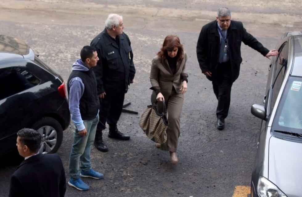 Dos dirigentes cercanos al papa Francisco acompañaron a Cristina Kirchner a declarar