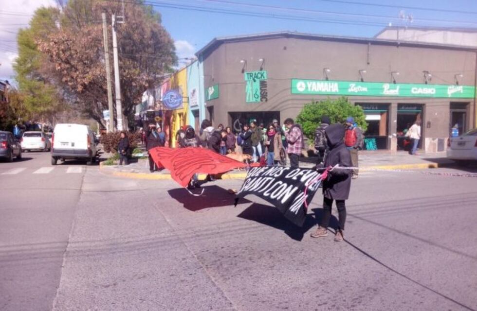Manifestantes quisieron agredir al ex juez de la causa Maldonado