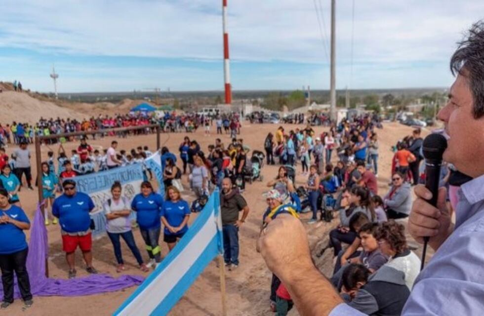 Gaido anunció la construcción de dos canchas de fútbol sintético para el oeste
