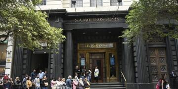 Largas colas en bancos y fuerte disparada del dólar en Rosario