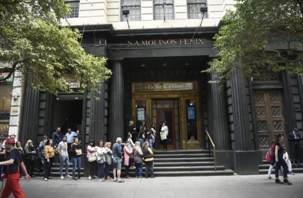 Largas colas en bancos y fuerte disparada del dólar en Rosario