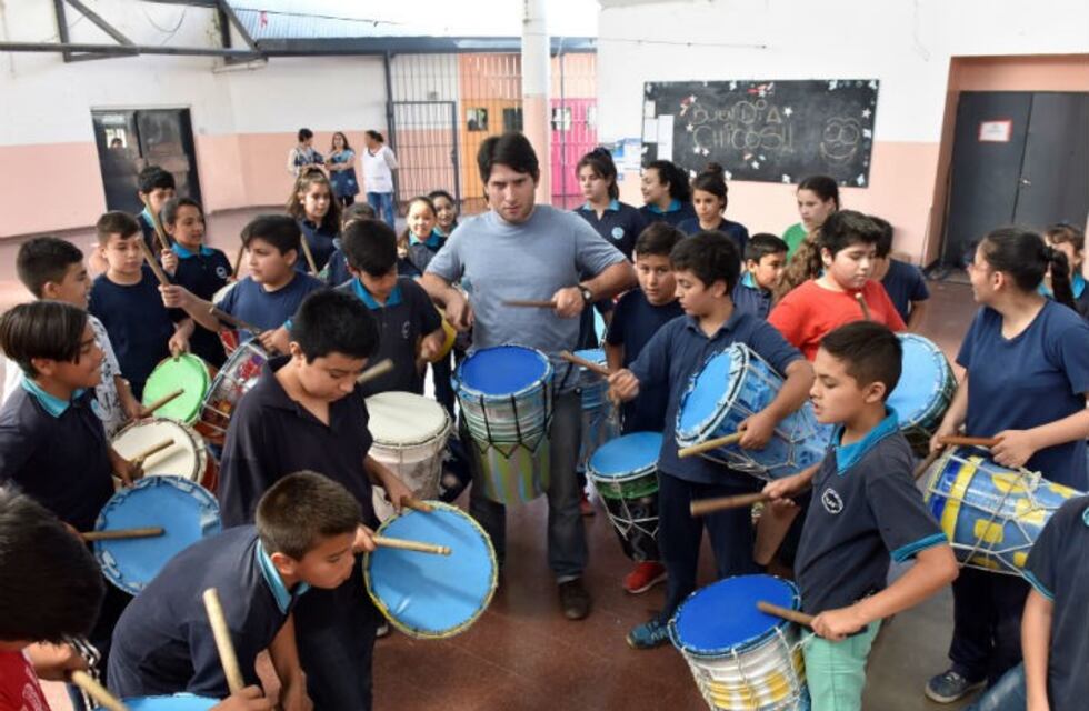 Conocé la escuela donde reciclan tambores para crear música y bajó el ausentismo