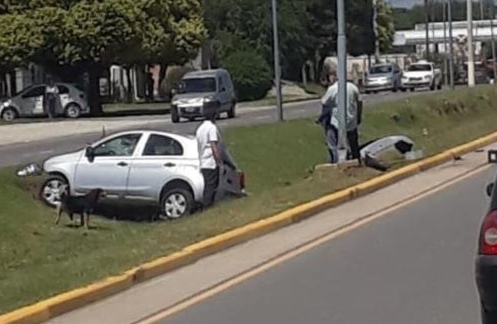 Conducía sobre calle Lucas V. Córdoba, se durmió y terminó en el cantero central