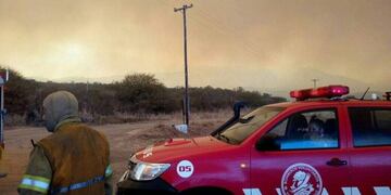 Incendio en un barrio de Villa Carlos Paz\u002E (Foto / Facebook Bomberos Voluntarios de Icho Cruz)\u002E,