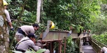 Iguazú: parte de una pasarela que lleva al mirador Bella Vista fue dañada, pero no afecta al disfrute de los turistas\u002E Estará arreglada para el fin de semana largo\u002E (El Independiente)