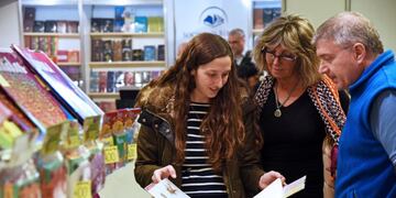 Comenzó la Feria del Libro en Rosario con una gran concurrencia de público\u002E