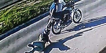 Procesaron a los motochorros que arrastraron a una maestra para robarle $25