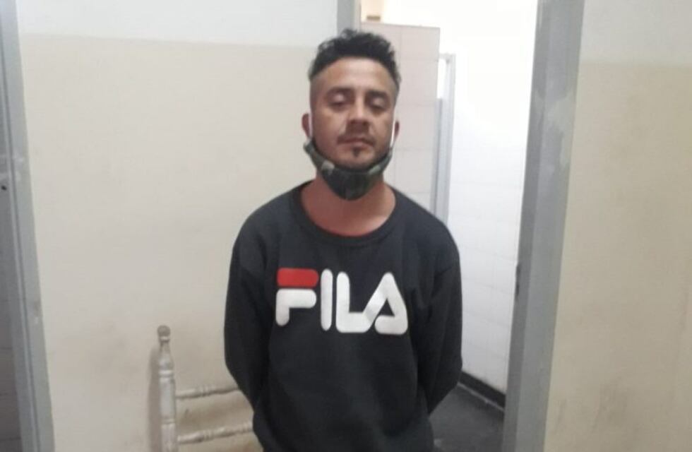 Sostenía a su bebé en brazos, su pareja la agarró del cuello y la ayudó un hijo de 8 años