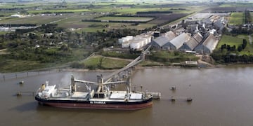 View of the industrial complex of the Louis Dreyfus Company in General Lagos, Santa Fe province, Argentina on September 13, 2017\u002E \r\nAfter a stoppage of one month, Argentina's biodiesel exports restart with the European market, Spain in particular, as buyer\u002E Argentina can produce 4\u002E5 million tons of vegetal oil --the base for biodiesel, used mainly in cars-- per year, from which one million for the local market\u002E / AFP PHOTO / EITAN ABRAMOVICH santa fe santa fe planta produccion biodiesel Louis Dreyfus produccion de biodiesel biocombustibles