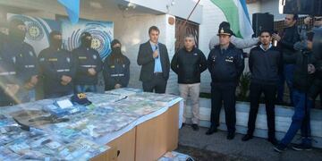 El ministro de Seguridad de la provincia, Gastón Pérez Estevan en conferencia de prensa tras el operativo\u002E Foto: Yamil Regules\u002E