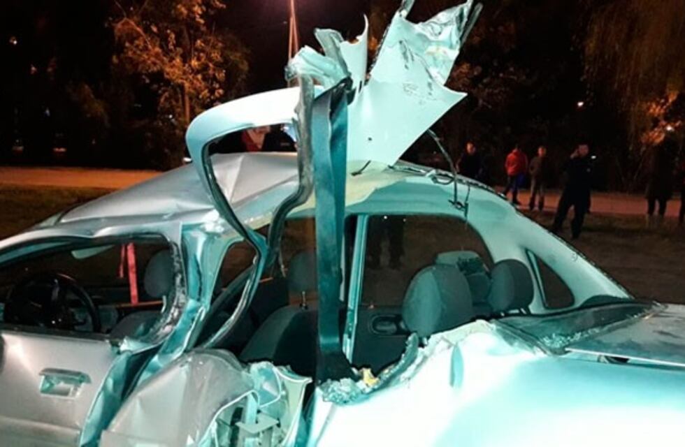 Una mujer quedó atrapada en su auto tras ser embestida por un tren