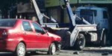 El camiu00f3n se incrustu00f3 en un comercio y derribu00f3 una pared.