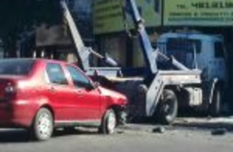 Un camión se incrustó en un comercio en San Martín y Cerrito