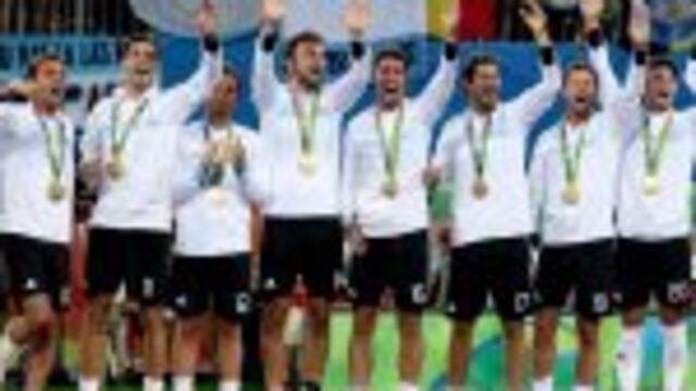 JJOO12. Ru00cdO DE JANEIRO (BRASIL), 19/08/2016.- Jugadores de Argentina celebran con la medalla de oro tras vencer a Bu00e9lgica hoy, jueves 18 de agosto de 2016, durante el partido por la final de hockey sobre cu00e9sped masculino en los Juegos Olu00edmpicos de Ru00edo de Janeiro (Brasil). EFE/Leonardo Muu00f1oz brasil rio de janeiro juegos olimpicos rio 2016 hockey masculino sobre cesped partido seleccion olimpica argentina leones vs belgica ceremonia premiacion medallas medalla de oro