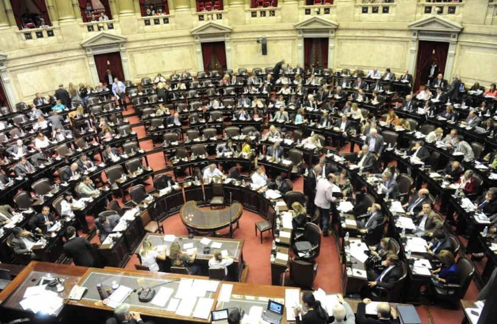 El oficialismo planea el retorno de sus ministros al Congreso por 24 horas para votar la Emergencia Económica