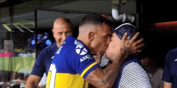 El saludo de Tevez a Maradona, ¡con un pico incluído!