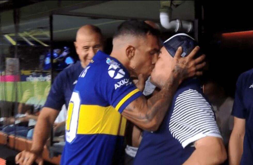 El saludo de Tevez a Maradona, ¡con un pico incluído!