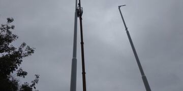 Después del papelón con la bandera, repararon los mástiles en la principal plaza de Santa Fe\u002E (@movil_kike)