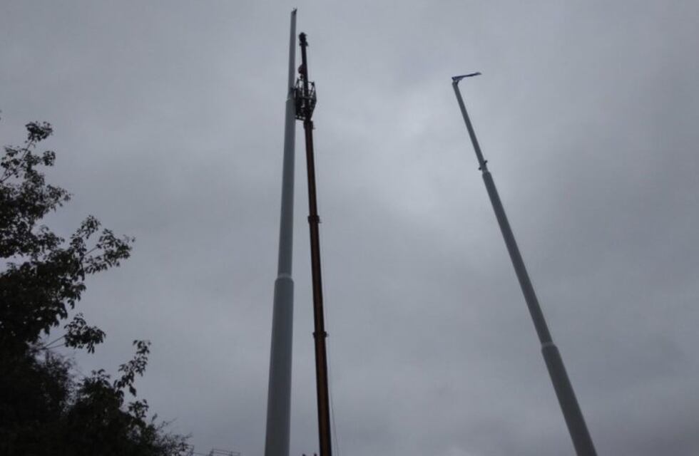 Después del papelón con la bandera, reparan los mástiles recién inaugurados en Santa Fe