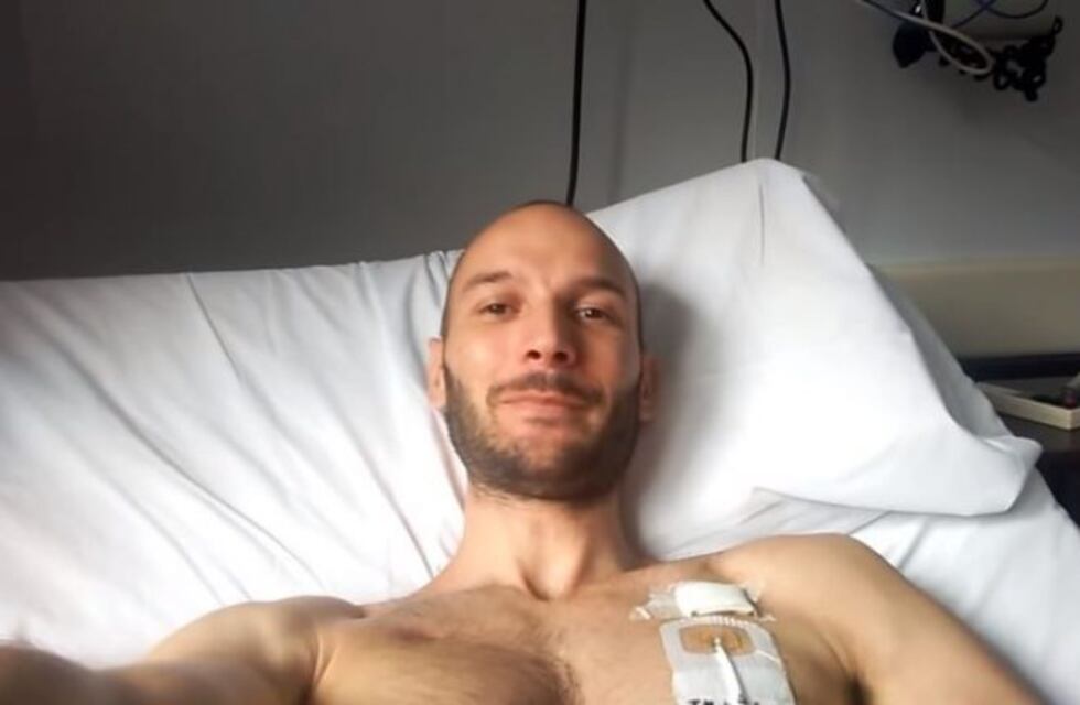 Recibió un trasplante de médula ósea y filmó el proceso para concientizar sobre la donación de órganos