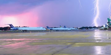 Un rayo impactó en el sistema de aterrizaje de Aeroparque