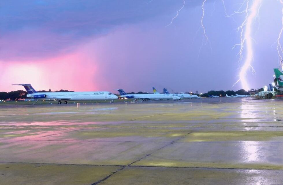 Un rayo impactó en el sistema de aterrizaje de Aeroparque