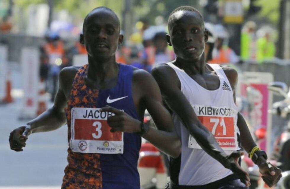 Un maratonista festejó antes de tiempo y terminó perdiendo la carrera