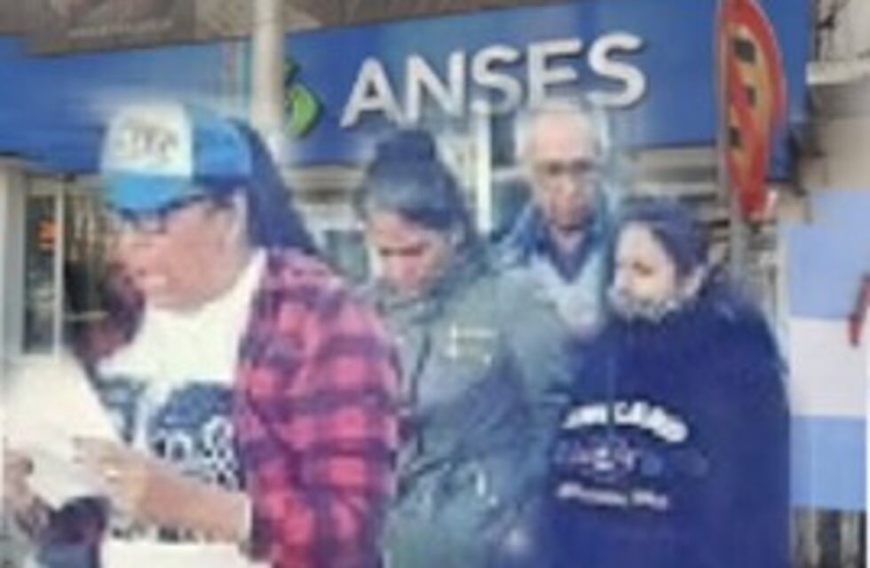 Protesta frente a la delegación de ANSES