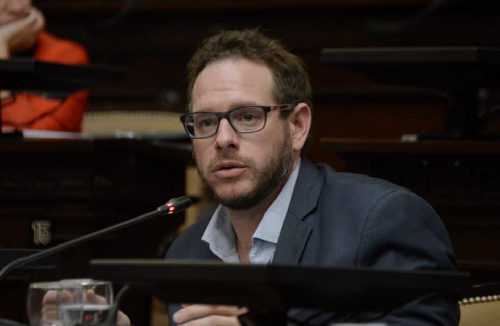 Un senador mendocino homenajeó a Maradona en la Legislatura y leyó una poesía