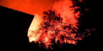Los vientos de este viernes propagaron el fuego, complicando la situación en La Cumbre\u002E