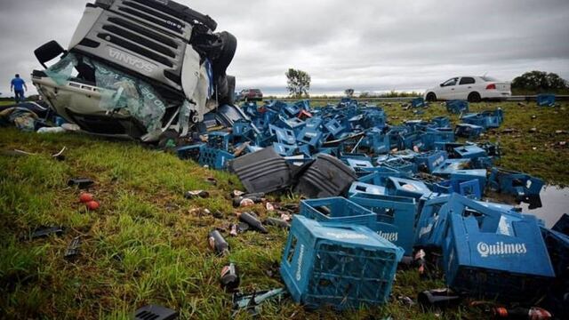 El camiu00f3n quedu00f3 volcado en la autopista Rosario-Buenos Aires.