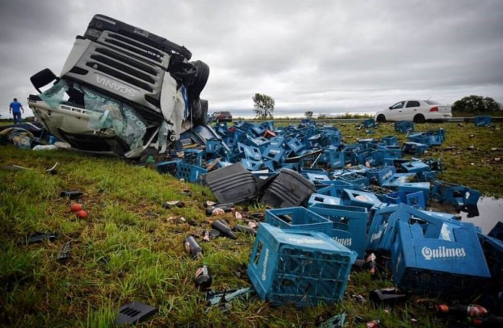 En medio de la tormenta, un camión con cervezas quedó volcado en la autopista Rosario-Buenos Aires