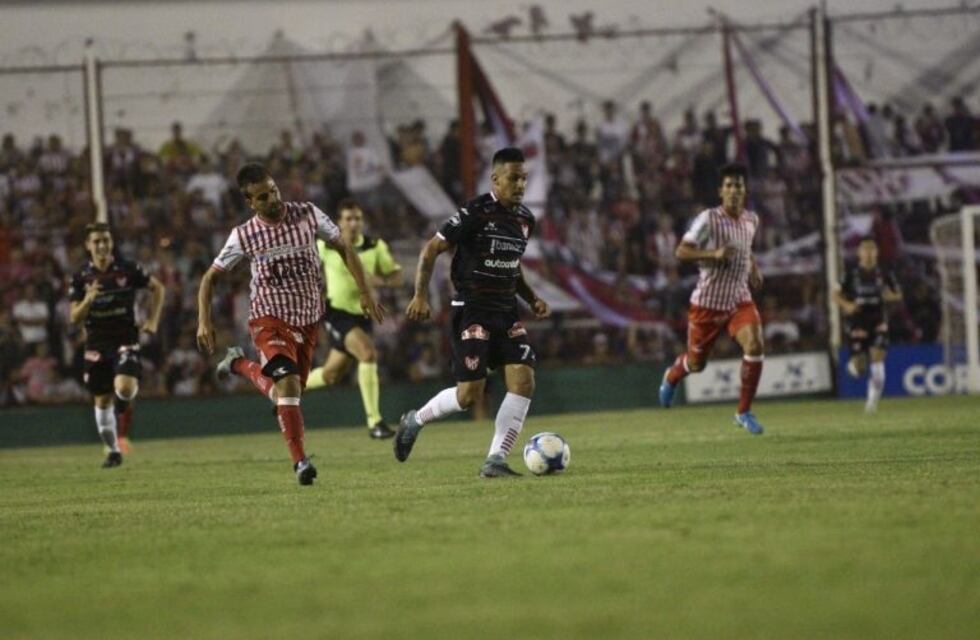 Instituto lo ganó por un gol de Víctor López sobre la hora