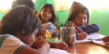 Nenes guaraníes reunidos para la tarea escolar\u002E