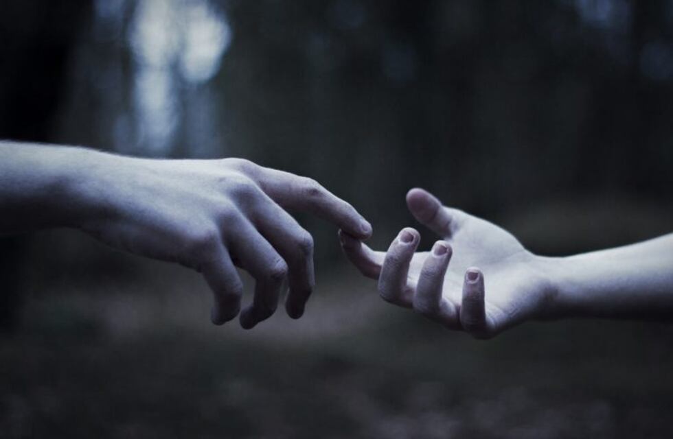 Creer o reventar: filmaba a su hija y apareció la mano de un supuesto fantasma