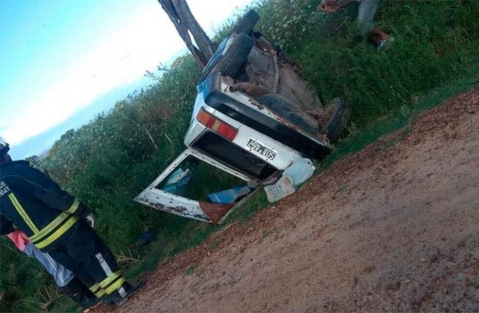 Pudo ser una tragedia: se le cortó la dirección y terminó volcado el vehículo